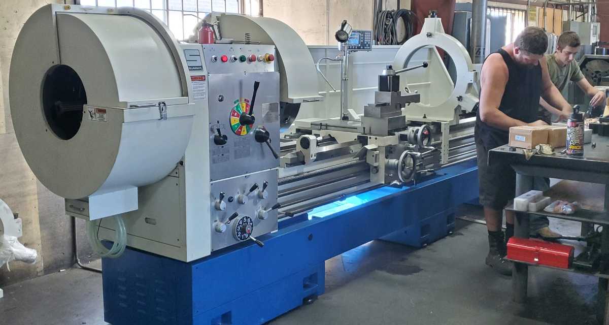 Summit machine tool 33 inch lathe at DS Hydraulics