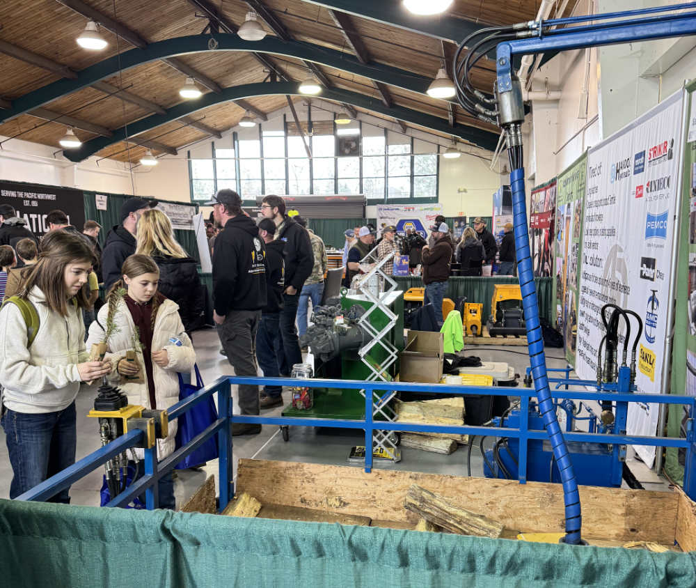 Using the DS Hydraulics exhibit at Oregon Logging Conference